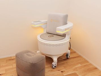 今話題の【BIJIRIS】服のまま椅子に座るだけで骨盤底筋やお尻の筋肉を鍛えます。ヒップアップはもちろんの事、産後の膣ケアや尿もれにも力を発揮します。 - Salon de LINON エステサロンに必要な物が全て揃ったレンタルエステサロンの設備の写真