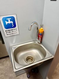 1F給湯室：簡易シンクを設置しており、ちょっとした洗い物などにご利用いただけます。 - ExeWorks上野 3006完全個室の設備の写真