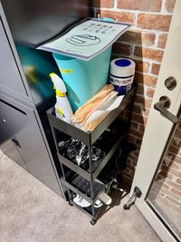 3F備品:ヘッドセット、デスクライトをご用意。除菌グッズもあり、快適さと衛生面への配慮を行っています。 - ExeWorks上野 3006完全個室の設備の写真