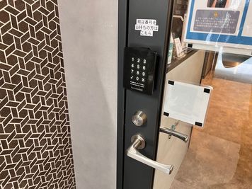 エントランスはオートロック完備。入室キーはご予約時に発行され、非対面・非接触でスムーズにご利用いただけます。 - ExeWorks上野 3006完全個室の入口の写真