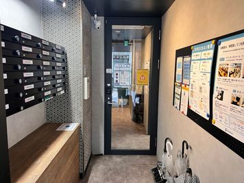 整理された郵便受けと、オートロックで守られた入口。安心感と信頼感が伝わる落ち着いたエントランスです。 - ExeWorks上野 3006完全個室の入口の写真