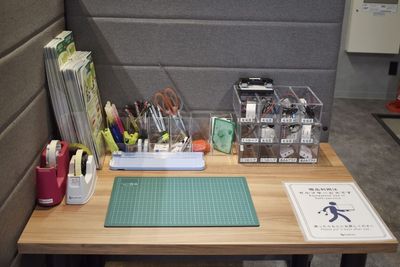 1F備品：カッターからホチキス、カッティングマットまで、“あったら助かる”文房具や充電器などご用意しています。 - ExeWorks上野 3006完全個室の設備の写真
