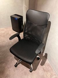 背中をしっかり支え、集中をサポート。長時間座っても疲れにくい高機能チェアを採用しています。 - ExeWorks上野 3006完全個室の室内の写真