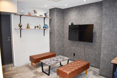 5F：フリースペースはどなたでもご利用可能。会議の合間のブレイクやランチ、軽い打ち合わせなど、多目的にお使いいただけます。
 - ExeWorks上野 3006完全個室の室内の写真