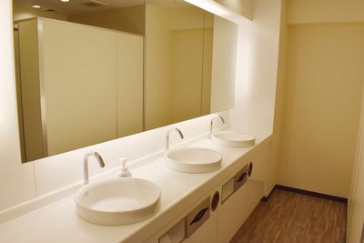 2/3Fのお手洗いには広い洗面スペースをご用意。開放的な空間でリフレッシュでき、身だしなみにも最適です。 - ExeWorks上野 3006完全個室のその他の写真