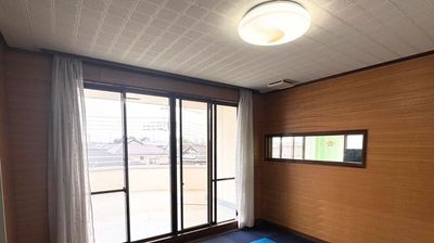 外には広々バルコニーもあり！ - さいたま市見沼区子育て支援みらいLab 7畳の少人数利用にぴったりのレンタルルーム♪の設備の写真
