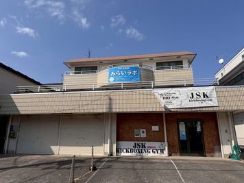 次世代子育て支援センターみらいLabは2階が入り口です。 - さいたま市見沼区子育て支援みらいLab 広々とした多目的スペース！運動・ダンス・イベントに最適の外観の写真