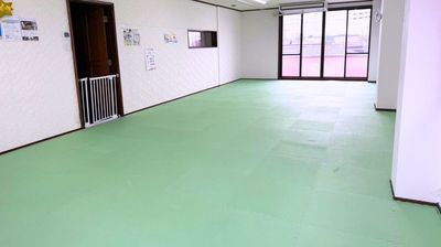 3面採光✨クッションフロアも敷いてあります。 - さいたま市見沼区子育て支援みらいLab 広々とした多目的スペース！運動・ダンス・イベントに最適の室内の写真