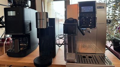 De'Longhi（ディナミカECAM35055B）など挽きたて、淹れたての本格カフェメニューが楽しめるコーヒーマシン完備☕ - さいたま市見沼区子育て支援みらいLab にぎやか広々ラウンジ 〜みんなの笑顔集まる交流ひろば〜の室内の写真