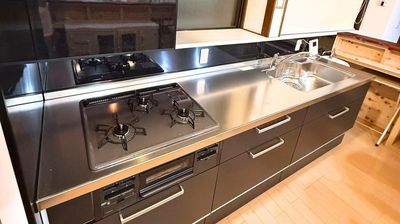 新しいシステムキッチンはピカピカ✨ガス口3口、流し完備 - さいたま市見沼区子育て支援みらいLab 手作りキッチンLab　お菓子も料理も夢ひろがるレンタルスペースの室内の写真