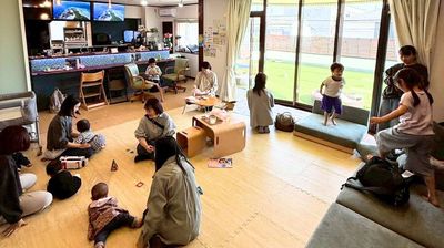 広々とした開放的なカフェラウンジはママ会にもピッタリ！ - さいたま市見沼区子育て支援みらいLab みんなで☆夜カフェラウンジ〜大人の特別タイム♪〜の室内の写真