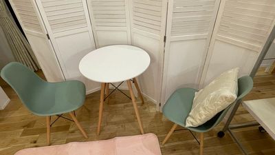 テーブルとチェア２つ完備。終わった後にお茶を出したり、メニューの説明等もできます。 - Salon de LINON エステサロンに必要な物が全て揃ったレンタルエステサロンの設備の写真
