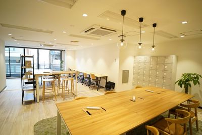 ラウンジ　各テーブルに4口コンセントを完備 - 勉強カフェ大井町スタジオ 【自習やお仕事に最適♪】勉強カフェ大井町スタジオの室内の写真