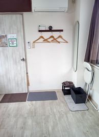 イス、テーブルを折りたたんだ様子 - 【赤羽駅30秒】レンタルサロン赤羽駅前☆ リニューアルオープン レンタルサロン赤羽駅前solarisの室内の写真