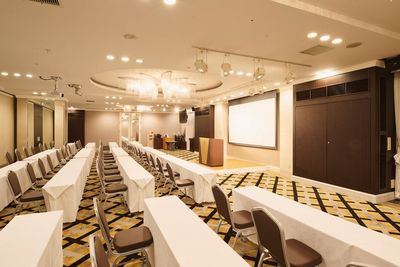 アパホテル＆リゾート〈東京ベイ潮見〉宴会場の室内の写真