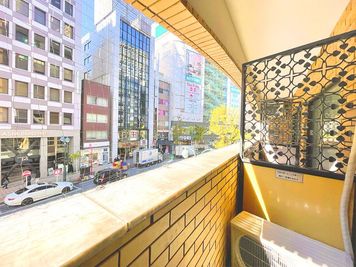 ☘️室内窓からは心地良い自然光が差し込み、窓を開ければ抜け感たっぷりの開放感のある空間をお楽しみ頂けます。 - 東横スペースボックス　渋谷1号店 24時間営業◎綺麗な完全個室！多目的レンタルスペース！のその他の写真