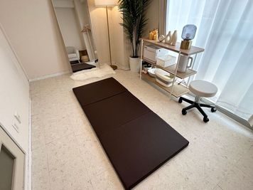 施術用マット - レンタルサロンPixel柏の室内の写真