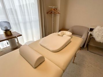施術用枕（頭用・胸用・半円型） - レンタルサロンPixel柏の設備の写真