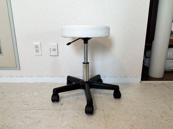 キャスター付きスツール - レンタルサロンPixel柏の設備の写真
