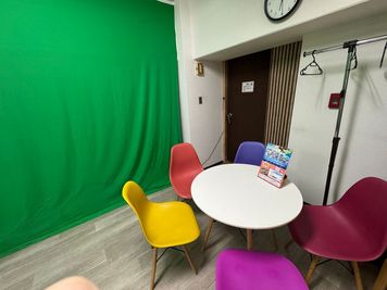 打ち合わせや出番待ちに使えるミーティングテーブル。 - 撮影スタジオ シャナナの室内の写真