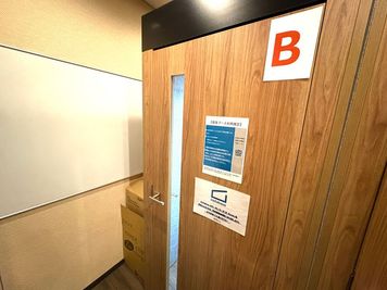 テレブース外観（左側のBが予約可能なブースとなります） - 勉強カフェ神戸三宮駅前駅前スタジオ 勉強カフェ神戸三宮駅前スタジオの個室ブース直予約(B-Room)の外観の写真