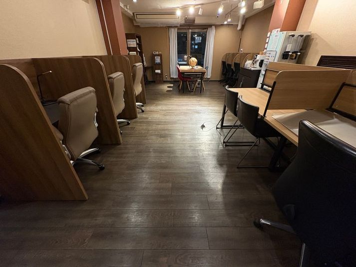 勉強カフェ神戸三宮駅前スタジオの個室ブース直予約(B-Room) - 勉強カフェ神戸三宮駅前駅前スタジオ