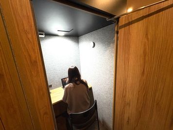 神戸三宮駅すぐ！勉強カフェ内の個室テレブースを直予約｜毎日5時-23.5時｜電源・wifi｜フリードリンク - 勉強カフェ神戸三宮駅前駅前スタジオ