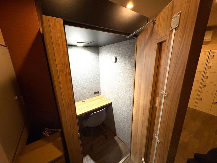 勉強カフェ神戸三宮駅前スタジオの個室ブース直予約(B-Room) - 勉強カフェ神戸三宮駅前駅前スタジオ