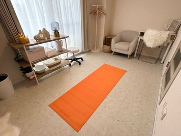 ヨガマットとストレッチポールをご用意しております。 - レンタルサロンPixel柏の設備の写真