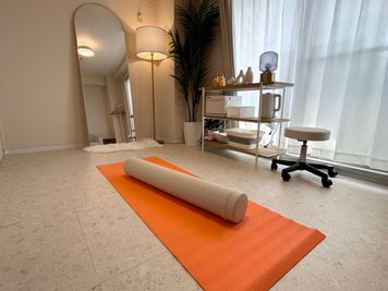 ヨガマットとストレッチポールをご用意しております。 - レンタルサロンPixel柏の室内の写真