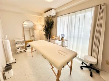 白を基調とした明るくて清潔感のあるプライベートサロンです。 - レンタルサロンPixel柏の室内の写真