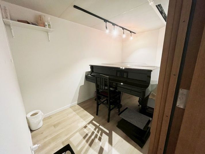 YAMAHAC3グランドピアノ完備 プライベート練習室 - アトリエコルザピアノスタジオ
