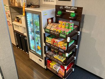 お菓子も品揃えしています。 - 【ReBeCo】現役サロン運営｜静かで落ち着いた施術環境 レンタルサロン（施術用ベッド・タイ古式マット）の設備の写真
