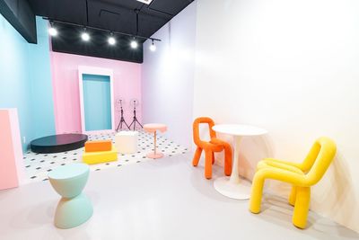 ユニークなチェアやオブジェでK-POPな気分💕
 - 撮影スタジオ DOLLY小岩の室内の写真