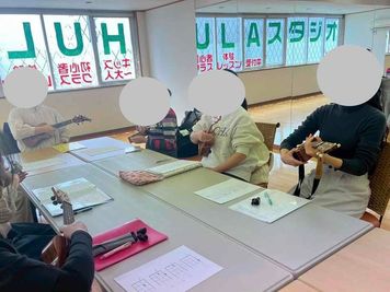 勉強会　ワークショップなど
長机×2　机×3　椅子×9　丸椅子×20 - ヤマモトマキフラスタジオ　レンタルスタジオNanea 裸足専用レンタルスタジオの設備の写真