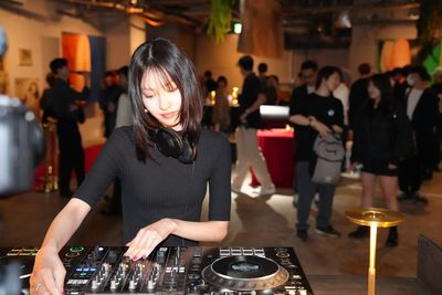 ライブ音楽、ダンスパフォーマンス、上映会など、あらゆるライブイベントに対応。
135名収容可能なダイナミックな空間で、臨場感あふれるライブ体験を演出できます - WPÜ SHINJUKU WPÜ SHINJUKU GALLERY SPACEの室内の写真