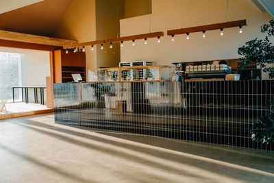 ベーカリーカフェに併設されたスペースです。（写真左奥） - AOSHIMA PICNIC CLUB AOSHIMA PICNIC CLUB 2F 貸し切りスペースの設備の写真