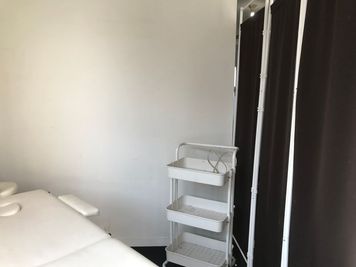 このように通路側はパーティションで仕切られています - 貴方の店グループ １時間５００円ワンコインレンタルサロン！都心で最安値に挑戦！の室内の写真