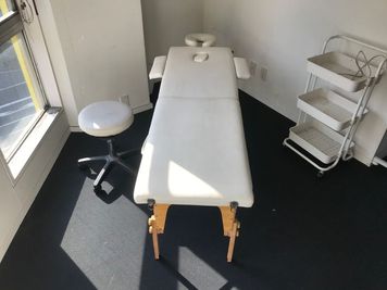 完全な個室ではないですが、一応パーティションで目隠しはしております。それでも見えてしまう可能性ありますので、見えても構わない方のご予約でお願いします - 貴方の店グループ １時間５００円ワンコインレンタルサロン！都心で最安値に挑戦！の室内の写真