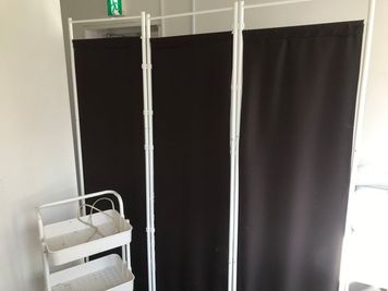 通路側はパーティションで仕切られてはいますが、それでも隙間から見えてしまう事がある事を予めご了承下さい - 貴方の店グループ １時間５００円ワンコインレンタルサロン！都心で最安値に挑戦！の室内の写真