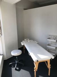 施術台は自由に向きを変えて、やりやすいようにセッティングして下さい！都心で５００円、１時間からオッケーです - 貴方の店グループ １時間５００円ワンコインレンタルサロン！都心で最安値に挑戦！の室内の写真