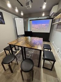 机と椅子の配置を並べ替え - 駐車場無料【レンタルルームTAMARI】 駐車場無料【大画面スクリーンがついた多目的スペース】の室内の写真
