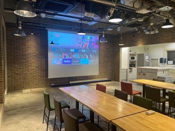 プロジェクター - Kyoto Guesthouse HIVE HIVEマルチラウンジ🔥 🎥　Kyoto の設備の写真