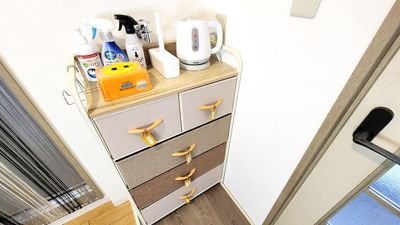 棚にタオル（有料）など入っています。 - 京都市役所前 まるちゃんの部屋303号室【おうちスペース】の室内の写真