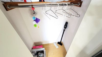 押し入れに掃除用具あります - 京都市役所前 まるちゃんの部屋303号室【おうちスペース】の室内の写真