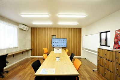 コワーキングスペース1st.BASE 彦根 貸会議室 1st.BASEの室内の写真