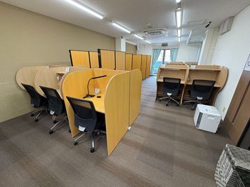 勉強カフェ神戸三宮駅前駅前スタジオ 勉強カフェ神戸三宮駅前スタジオの（自習や作業専用スペース）の室内の写真