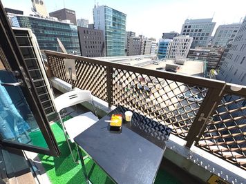 食事に最適なテラス - 勉強カフェ神戸三宮駅前駅前スタジオ 勉強カフェ神戸三宮駅前スタジオの（自習や作業専用スペース）の室内の写真