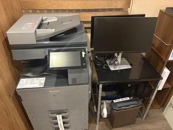 貸し出しディスプレイ（無料）や複合機あり（有料） - 勉強カフェ神戸三宮駅前駅前スタジオ 勉強カフェ神戸三宮駅前スタジオの（自習や作業専用スペース）の設備の写真