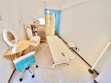 スッキリ広々したお部屋です。
詳細は動画をご覧ください。 - ＜フルーツサロン 横浜駅前＞ 横浜駅徒歩２分レンタルサロンの室内の写真